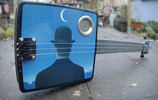 гитара из жестяной коробки от печенья с изображением Рене Магритта