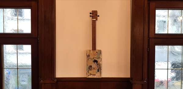 Необычная гитара с прямоугольным корпусом (Необычные музыкальные инструменты - Laurent Donckers (Deep Man))