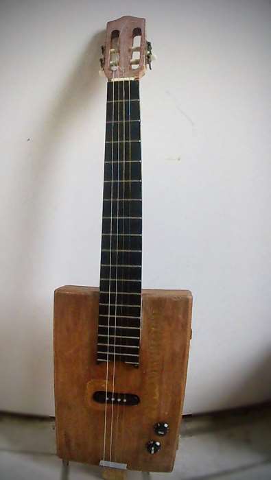Прямоугольная гитара из деревянной коробки (Необычные музыкальные инструменты - Laurent Donckers (Deep Man))